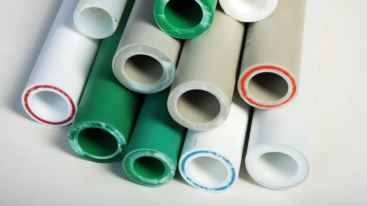 Tubos de PPR verdes e brancos empilhados