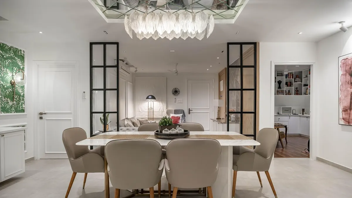 Sala de jantar e estar com mesa, estante e janela