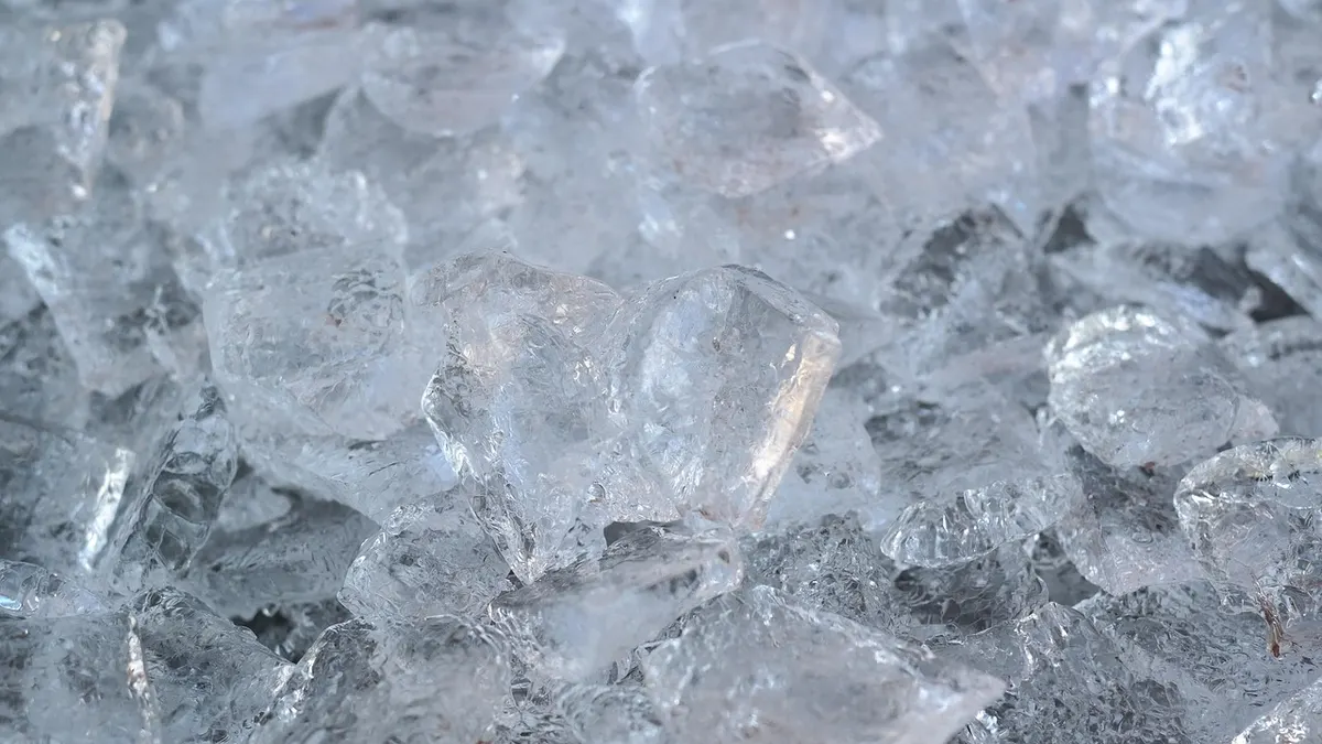 Cubos de gelo transparentes em close