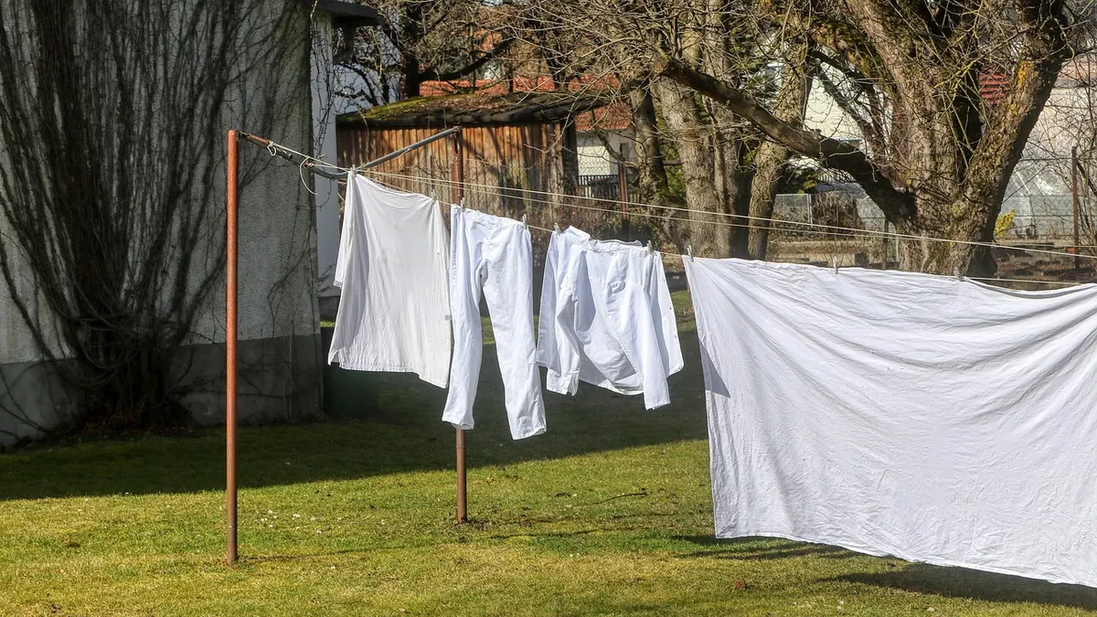 Roupas brancas secando no varal ao ar livre